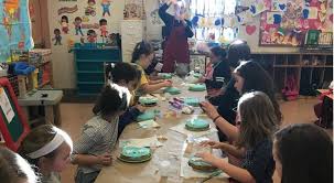 You can start a cake decorating course right now, from the comfort and convenience of your own home, when you sign up for one of the online cake decorating classes reviewed here. Cake Decorating Class At Picariello Recreation Center In Northeast Philly Helps Kids Connect