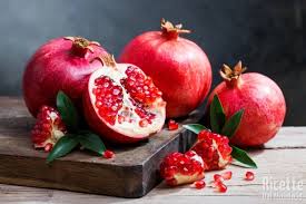 Il melograno è un arbusto che produce frutti ricchi di vitamine, minerali e sostanze antiossidanti.vediamo cosa contiene, come si pulisce e come si usa in cucina il melograno. Come Sgranare Il Melograno