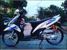 Jumlah penggemar motor di tanah air tergolong sangat besar, fakta ini tentu sebanding lurus dengan jumlah variasi motor biar lebih elegan dan enak dipandang. 33 Modifikasi Mio J Standar Terbaru 2020