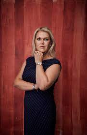 Det sker under en utfrågning i konstitutionsutskottet. Lena Hallengren Mitt Ledarskap Har Blivit Synligare Chef