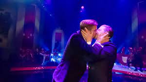 It is a show that pins its two stars against one another in a series of challenges all over the globe. Der Neue Show Master Klaas Heufer Umlauf Siegt Zum Ersten Mal Und Findet Die Beste Presseportal