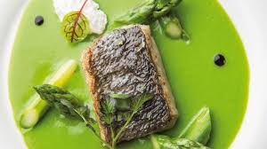 Maigre De La Baie D Ajaccio Roti Au Beurre De Thym Petits Pois Asperges Vertes Emulsion D Eau De Mer Arts Gastronomie Gastronomie Asperge Verte Recettes De Cuisine