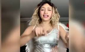 وجعل بينكم مودة ورحمة قال ابن عباس ومجاهد : ÙˆØ§Ù„Ø¯ Ù…ÙˆØ¯Ø© Ø§Ù„Ø£Ø¯Ù‡Ù… Ø¨Ù†ØªÙ‰ Ø¹Ù…Ø±Ù‡Ø§ Ù…Ø§ Ù‡Ø±Ø¨Øª Ù…Ù† Ø§Ù„Ø¨ÙŠØª ÙˆØ¥Ø­Ù†Ø§ Ø¹Ø§Ø¦Ù„Ø© Ù…ÙŠØ³ÙˆØ±Ø© Ø§Ù„Ø­Ø§Ù„ Ø§Ù„Ù…Ø¯ÙŠÙ†Ø© Ù†ÙŠÙˆØ²