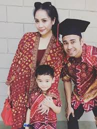 Baju untuk menghadiri wisuda anak tk : Intip Penampilan Raffi Ahmad Dan 6 Artis Ini Saat Wisuda Anak