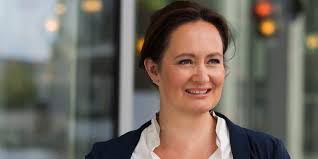 Claudia Horner's Instagram, Twitter & Facebook