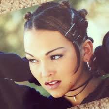 Get long prom hair styles pictures and styling info of prom hairstyles for long hair to make you an ode to fashion from the early 2000s. Gallery For Early 2000s Hair 2000s Hairstyles 90s Hairstyles Hair Styles