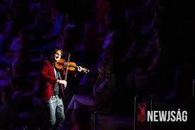 A magyar származású világhírű hegedűművész ötvözi a klasszikus és a rock hangzást, amelynek köszönhetően egyedi hangzásvilágot, különleges zenei atmoszférát teremt a koncertjein. Edvin Marton Elbuvolte A Szarvasi Kozonseget Newjsag