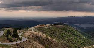 Il panorama, nelle giornate limpide salendo verso i quasi 1.500 metri della cima appare subito evidente il motivo per cui il mottarone fu sin dalla prima metà dell'ottocento meta ambita dei. Mottarone Der Aufstieg Der Beiden Seen Italy Bike Hotels