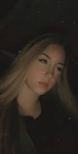 Emily Tew's Instagram, Twitter & Facebook