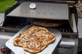 Bekommt man die perfekte pizza auch im gasgrill hin? Moesta Bbq Pizzacover Der Pizzaaufsatz Fur Den Gasgrill Bigbbq De
