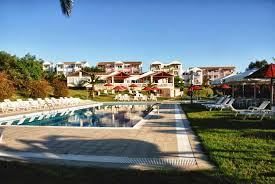 Hotelul ofera servicii de cazare all inclusive si este ideal pentru o vacanta cu familia, datorita facilitatilor multiple si amplasarii in proximitatea plajei. Rebecca S Village Corfu Hotel All Grecia Karousades Booking Com