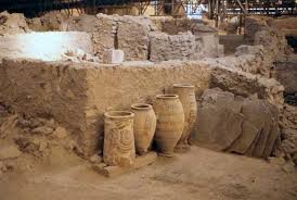 Akrotiri Et Ses Pithoi Les Pithoi En Grec Ancien Pi8oi Pithoi Sont De Grandes Jarres De Terre Cuite Fabriquees Par Les Minoens Pour Conserver Pour La