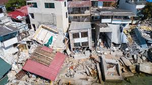 Un violent tremblement de terre venait d'ébranler cette portion du continent américain. La Maison Detruite Apres Le Tremblement De Terre Sur Le Bord De La Mer Photo Stock Image Du Concret Normal 127887818
