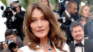 Nicolas sarkozy plus grand que carla bruni en une de paris match Carla Bruni Revele Le Conseil Qu Elle Donne Tous Les Jours A Sa Fille Giulia Voici