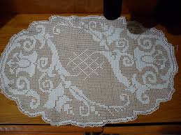 Dantel sehpa örtüsü modelleri, salon dekorasyonuna zerafet eklemek isteyen hanımların yıllardır tercih el işçiliği ile hazırlanan bu örtüler; Dantel Sehpa Ortusu Modeli