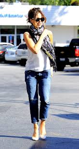 Kate beckinsale is standing out from the crowd on the los angeles roads thanks to her atypical walking ensemble. Kate Beckinsale In Relaxed Skinny Jeans Out In Brentwood July 2014 Celebmafia