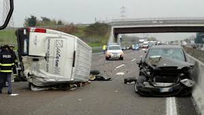 Via emilia, lungovalle savena, complanare, tangenziale bolognese, strade cittadine sono rimaste paralizzate per lunghe ore. Incidente Sull Autostrada A4 Schianto Tra Tre Auto E Un Furgone Un Morto Traffico Autostrada A4