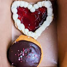 Zoe got her sushimi and bonus food lol. #58peacok #sushimi #sushi #mussels  #yum #foodie