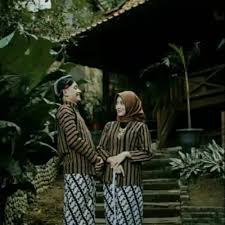 Itu dia penjelasan dan gambar pakaian adat jawa lengkap mulai dari model tradisional hingga modern. Jual Baju Surjan Couple Jarik Klasik Jogja Solo Baju Couple Adat Jawa Kab Wonogiri Adam Mas Tokopedia