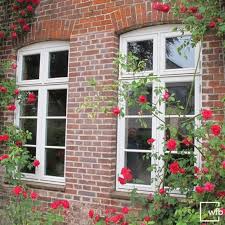 Danisches Holzfenster In Landhausidylle Holzfenster Holzbogen Hausfenster