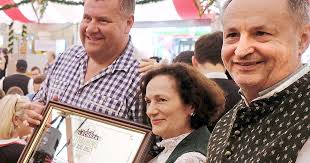 Beefeater zu Gast: Königliche Bierzeltwache in Straubing