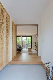 ドアを開けると 引き込まれたリビングドアの向こうに 季節の色をまとう楓がのぞきます 極力シンプルにまとめながら 充実の収納もしっかりカバー ルポハウス 設計士とつくる家 注文住宅 デザインハウス 自由設計 マイホーム 家づくり 施工事例 滋賀