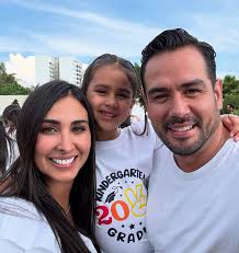 Siempre celebraremos cada uno de tus logros mi María, cada paso que des  será de nuestra mano. Muchas felicidades por tu graduación 👩🏻‍🎓 de  Kinder. ¡Estamos muy orgullosos de ti!