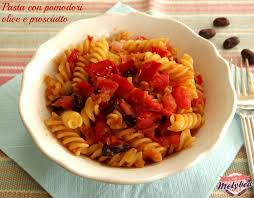 Pasta con prosciutto cotto e pomodoro. Pasta Con Pomodori Olive E Prosciutto
