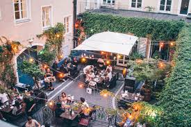 Charged recipient 17.25 euro fees. Burger And Lobster Bank Geschmacksexplosionen Im Romantischen Hinterhof Geheimtipp Munchen