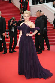 Emilia Clarke S Dior Gown At Cannes Film Festival Took 250 Hours To Make Red Carpet Gowns Cannes Film Festival Dior Gown
