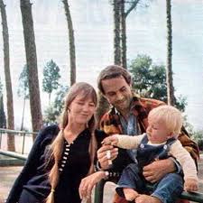 See more ideas about spaghetti western, actors, hills. Terence Hill Postet Seltenes Foto Mit Seiner Frau Lori Terence Hill Lustige Schnappschusse Gott Vergibt