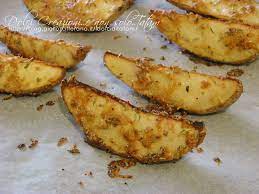 Per ottenere delle patate croccanti all'esterno basterà sbollentarle leggermente in acqua salata per 5 minuti prima di cuocerle in modo tradizionale al forno. Patate Al Forno Croccanti Con Parmigiano Con Video Ricetta