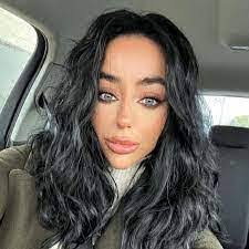 Keri Mayes's Instagram, Twitter & Facebook