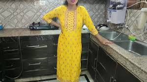 Indian desi bhabhi kitchen main khana bana rhi thi tbhi devar ne piche Li  bhabhi ki - XNXX.COM