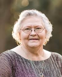 Estelle Kelley's Instagram, Twitter & Facebook