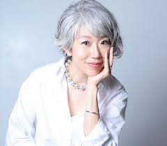 朝倉真弓 黒ぶちメガネとグレイヘア グレー ヘアスタイル 女性 ショート グレイヘア