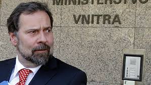 John hájí ostřelovaného náměstka. Nechá ho prověřit NBÚ