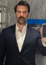 Dewey assisted by getting the gang established in chicago, where he had connections with the frank nitti gang. Rob Delaney Comedian Grosse Gewicht Alter Korperstatistik