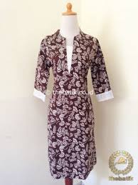 Tampil simpel dan feminin dengan kebaya model loose yang tengah jadi coba kreasikan kebaya anda dengan model panjang seperti ini. Jual Model Baju Batik Kerja Wanita Dress Kerah V Neck Thebatik Co Id