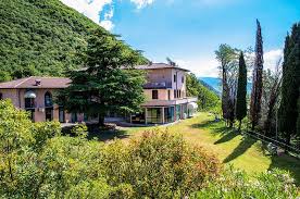 La nostra casa albergo è aperta in quanto è stato organizzato uno spazio per i prossimi incontri, in una modalità di totale oggi la residenza è diventata un punto di riferimento come residenza assistita per anziani: Casa Bravi