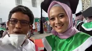 Kedua tangannya masih terikat di belakang punggung. Berjilbab Lebih 5 Tahun Mahasiswi Kedokteran Ini Beragama Hindu Suara Sumsel