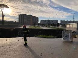 La voragine apertasi nel parcheggio dell'ospedale del mare di napoli. Rysdmthoozaxbm