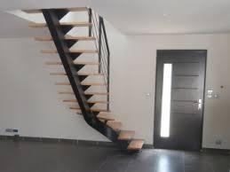 D'autre part, un escalier quart tournant permet de donner un cachet un peu plus ancien et traditionnel à un intérieur, sans pour autant paraître vieillot. Realisation D Un Escalier 1 4 Tournant Limon Central Metallique En Region Paca Atelier Des Escaliers Aubaret