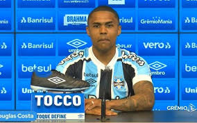 ↑douglas costa estréia com gol e conquista torcida do grêmio esporte.uol.com.br (4 de outubro de 2008). Douglas Costa E Oficialmente Apresentado Pelo Gremio Gremio Jornal Nh