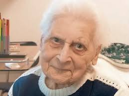 90. Geburtstag in Wilhelmshaven: Irmgard Meyer feiert mit Erdbeertorte