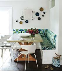 Une Banquette Dans La Salle A Manger Une Banquette Aux Coussins Colores Et Interchangeable Banquette Salle A Manger Coin Salle A Manger Petite Salle A Manger