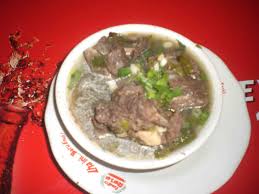 Warga memotong kerbau dalam acara adat, kemudian mengambil bagian tulangnya. Sop Daging Tulang Sapi My Blog
