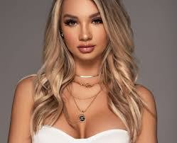 Alexa Collins's Instagram, Twitter & Facebook