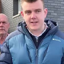 'Byddwn i ddim yn dymuno'r profiad afiach yma ar neb. Fydd fy mywyd byth yr  un fath eto ar ôl hyn.', Mae'r achos cyfreithiol yn erbyn Alun Jones  Williams oedd yn aelod o'r band poblogaidd Bwncath wedi ...