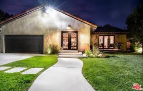 Today we're taking a look at a terrace townhouse that has been given a new lease on life, undergoing a full architectural makeover. Stone Cold Steve Austin Selling Stunner Of A Home In Marina Del Rey